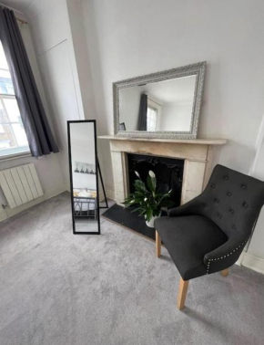 3 Bedroom Apartment in Victoria, Central London
